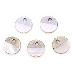 Cinq pendentifs ronds de 15mm en nacre naturelle avec placage doré et argenté