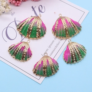 Pendentif coquille naturelle avec dégradé rose et vert et bords plaqués or pour bijoux