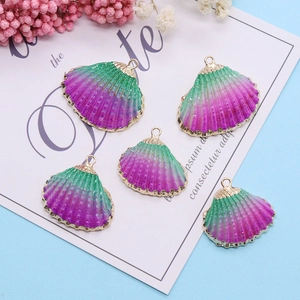 Cinq pendentifs coquillage dégradé violet avec bordure dorée sur un décor floral