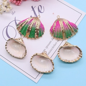 Pendentifs coquilles Saint-Jacques naturels dorés avec dégradé rose et vert éclatant
