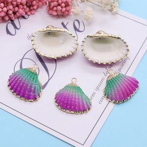 Pendentif en coquillage violet dégradé avec bordure dorée pour création de bijoux