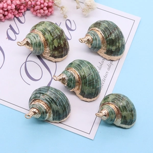 Vijf natuurlijke groene schelphangers met vergulde randen voor DIY-sieraden maken