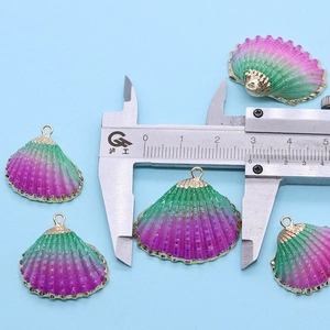 Détail macro de pendentifs coquilles Saint-Jacques violets avec bords dorés et dimensions