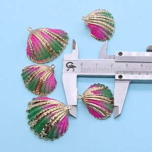 Vue détaillée de cinq pendentifs en coquillage colorés mesurés à 26 mm avec un étrier