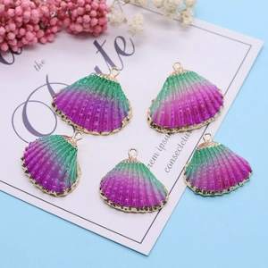 Lot de cinq pendentifs coquillages dégradé violet et vert avec bordure en métal doré