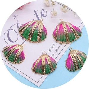 Lot de 5 pendentifs en coquillage naturel avec bord doré et dégradé rose et vert