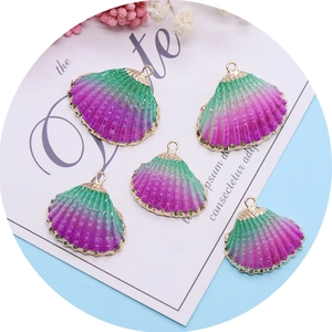 Pendentifs coquillages en dégradé violet et vert avec bordures dorées pour bijoux DIY