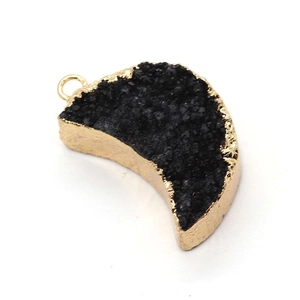 Pendentif croissant de lune en druzy noire avec bordure dorée et bélière circulaire
