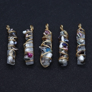 Pendentifs faits main en fil enveloppé avec perles naturelles et cristaux pour colliers