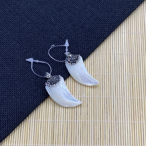 Natuurlijke Schelp Chili Hoorn Vormige Hanger Met Strass Ingelegde Legering Kap Voor DIY Sieraden Maken Ketting Accessoire