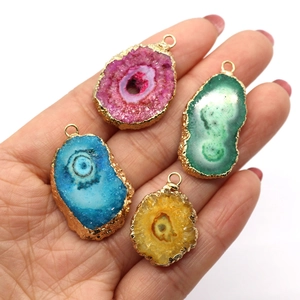 Onregelmatige druzy agaat hangers met vergulde randen in roze, groen, blauw en geel