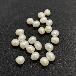 Perles d'eau douce naturelles blanches en forme de riz sur fond noir pour bijoux