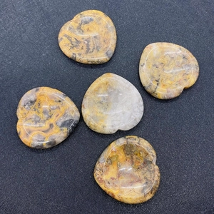 Détails macro de pierres naturelles en forme de cœur avec motifs polis jaunes et gris