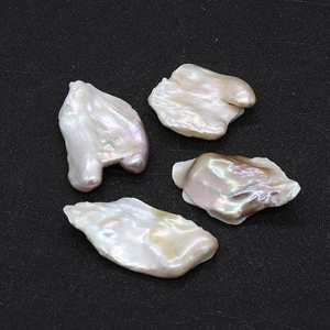 Perlas barrocas irregulares con brillo arcoiris en fondo negro para joyería DIY