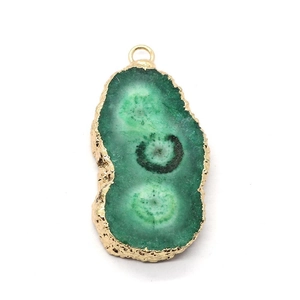 Pendentif en pierre naturelle verte irrégulière avec bordure dorée et attache