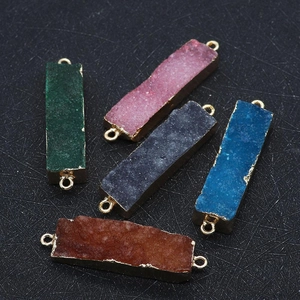 Detailweergave van rechthoekige druzy kristallen connectoren met gouden rand voor DIY sieraden