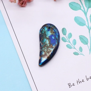 Pendentif en pierre turquoise naturelle en forme de croissant avec texture maillée bleue