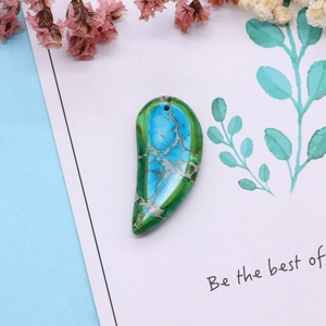 Pendentif goutte en turquoise naturelle avec texture bleu-vert pour collier artisanal