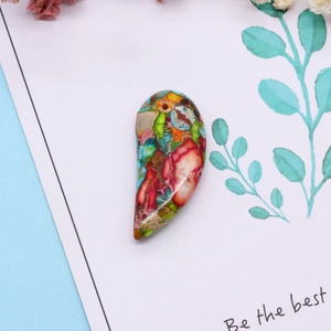 Pendentif en turquoise en forme de lune multicolore avec des motifs en pierre naturelle unique