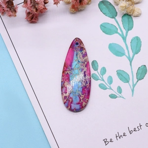 Vue détaillée du pendentif goutte en pierre impériale aux textures naturelles roses et bleues