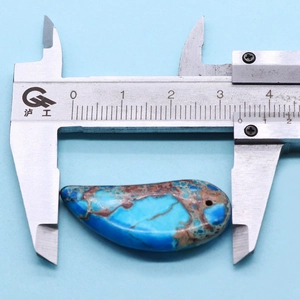 Pendentif en pierre de lune turquoise de 35 mm mesuré avec un pied à coulisse