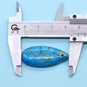 Pendentif goutte en pierre bleue de 34 mm avec veines brunes naturelles sur pied à coulisse