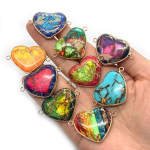 Pendentifs cœur en pierre naturelle avec monture dorée et connecteurs à deux trous