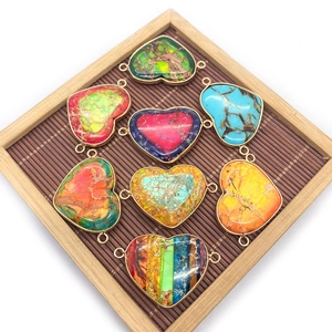 Lot de 7 pendentifs en pierre naturelle en forme de cœur avec bordure dorée
