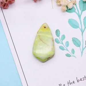 Natuurstenen hanger in de vorm van een dennenblad voor het maken van DIY-sieraden