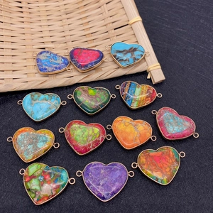 Pendentifs cœur en pierre colorée avec bordure dorée et doubles connecteurs