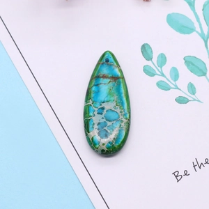Pendentif en turquoise naturelle polie en forme de goutte aux motifs verts et bleus