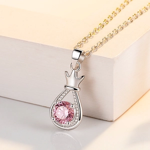 Colgante collar bolsa de suerte retro con cristal rosa y detalle corona de plata