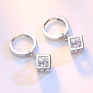 Elegantes pendientes colgantes cuadrados de plata con circonita en fondo violeta claro