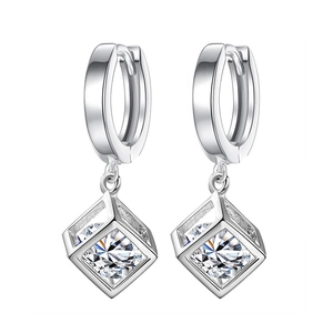 Elegantes pendientes de aro de cubo plateado con colgante de circón en un estilo moderno