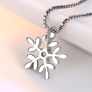 Elegant S925 sterling silver snowflake pendant necklace with cubic zirconia center