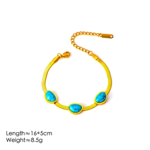 Vergoldetes Edelstahl-Schlangenarmband mit blauen Türkis-Anhängern in Tropfenform