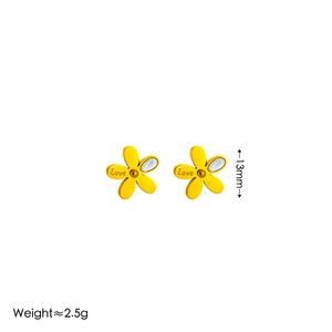 Élégantes boucles d'oreilles fleur à cinq pétales dorées avec gravure Love et nacre