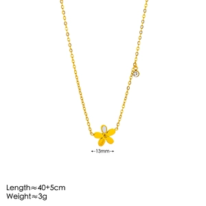 Collier minimaliste en or à fleur à cinq pétales avec gravure Love et breloque diamant