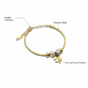 Goldenes Titanstahl-Schlangenarmband mit Kleeblatt-Anhänger und Keramikperlen