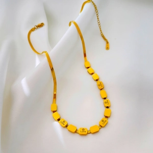 Collier chaîne serpent dorée élégante avec plaques en métal polies gravées Love