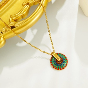 Collier vintage en or avec pendentif fleur marguerite en émail coloré sur fond blanc