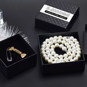 Conjunto de collar de perlas y colgante dorado en caja de regalo negra acolchada con pluma