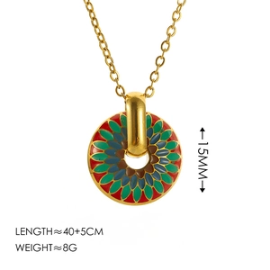 Collier pendentif marguerite en acier titane doré avec motif floral en émail coloré