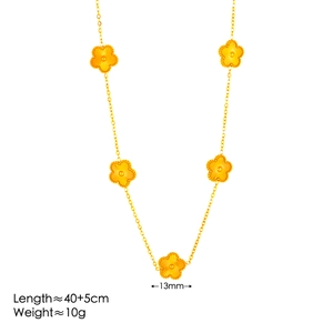 Collier en acier titane doré avec cinq pendentifs floraux et détails de bord perlé