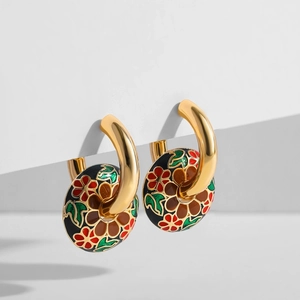 Vintage-Creolen in Gold mit Emaille-Anhängern in Rot und Grün im Boho-Stil