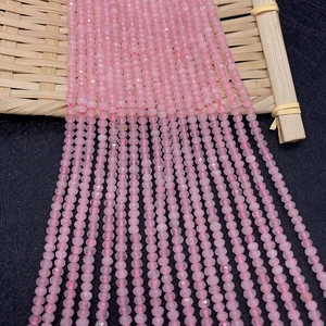 Vue détaillée des perles rondelles facettées en quartz rose pour bijoux DIY