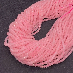Gros plan de perles de quartz rose facettées montrant une coupe précise pour bijoux DIY