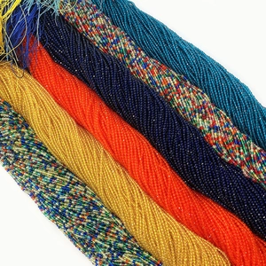 Close-up van 2 mm gefacetteerde kleurrijke spinel glaskralen voor doe-het-zelf sieraden