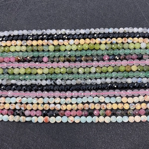 Detailaufnahme facettierter Natursteinperlen in verschiedenen Farben für DIY-Schmuck
