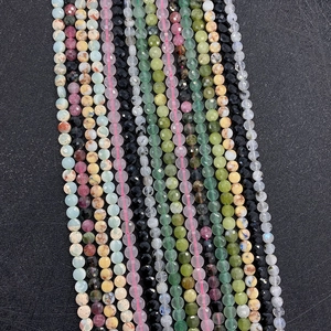 Makroansicht mehrfarbiger facettierter 4mm Tigerauge- und Granat-Edelsteinperlen für DIY